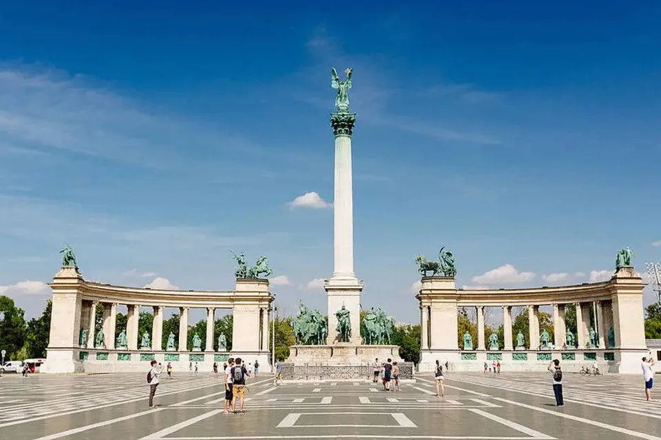 Vienna Sightseeing- Budapest- Day Trip from Vienna