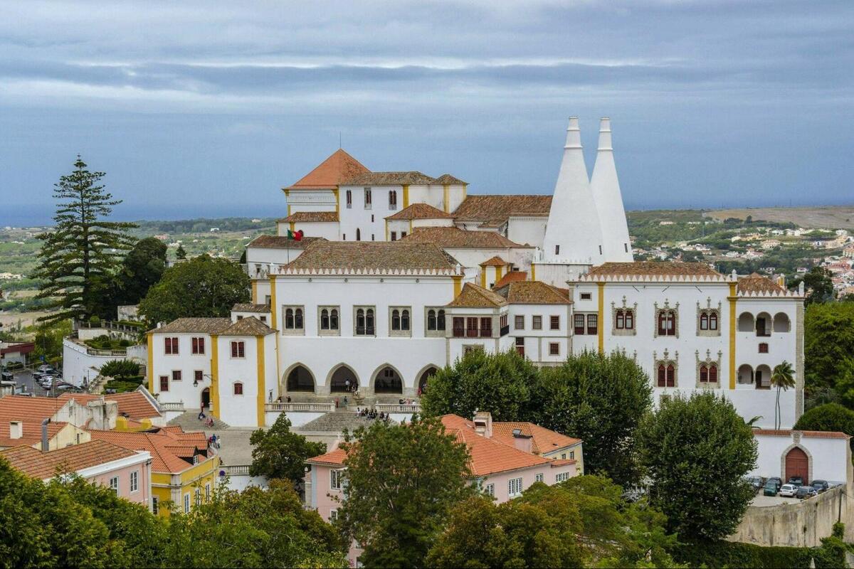 Gray Line: National Sintra Palace, Cascais & Estoril