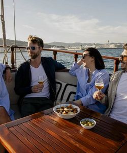 The Funny Side of Barcelona: Musical Live Show Catamaran