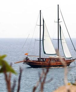 The Funny Side of Barcelona: Musical Live Show Catamaran