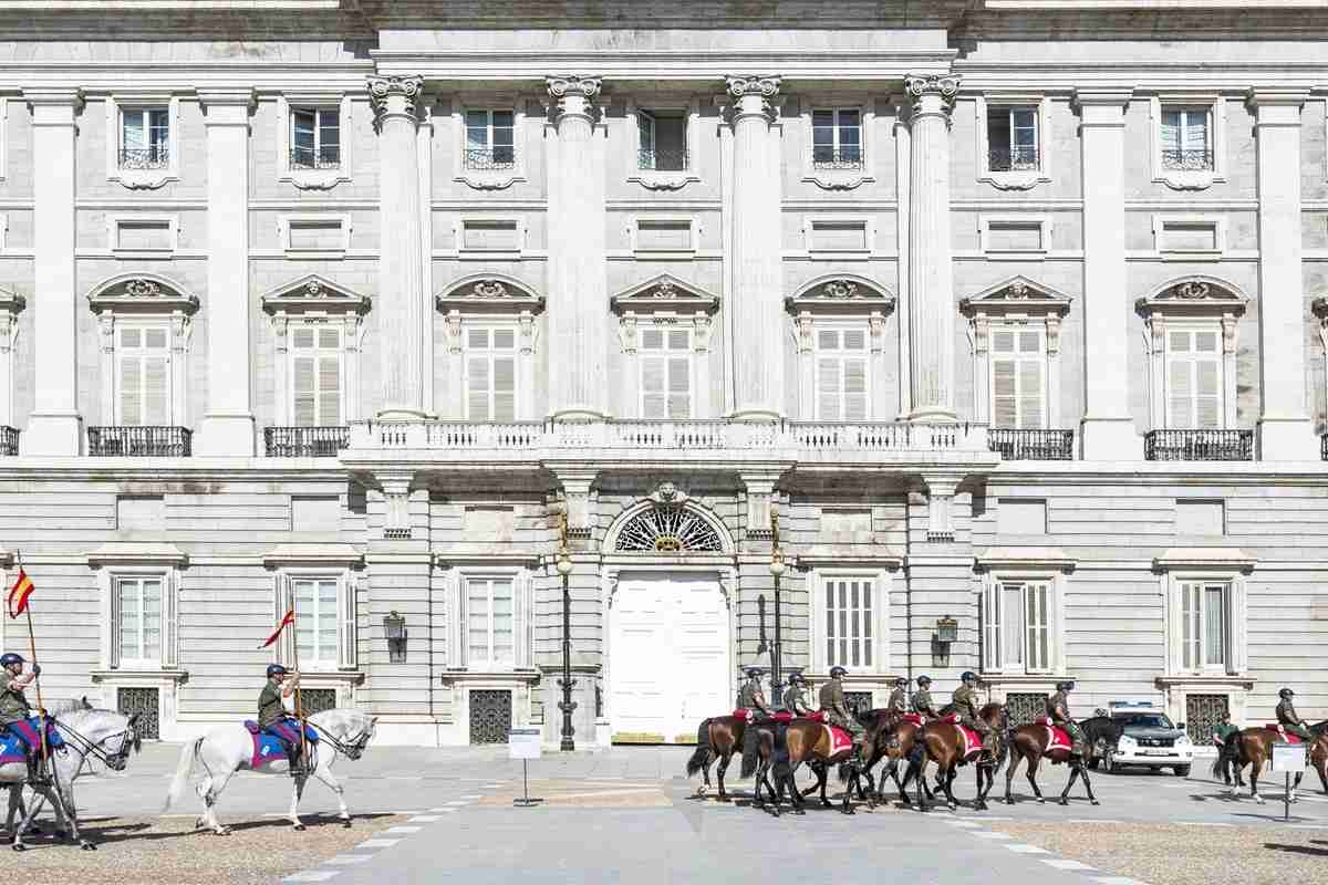 Madrid Highlights: Walking Tour with Panoramic Bus Tour