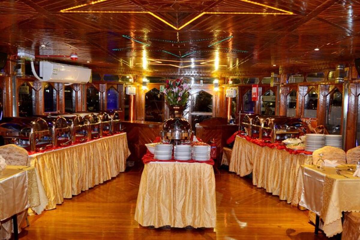 Regular Dhow Cruise Dinner in Dubai Creek
