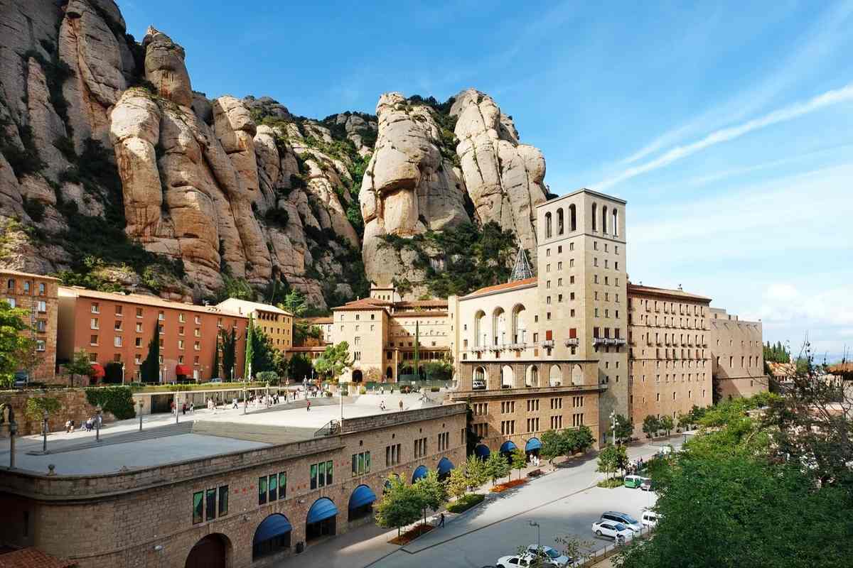 MONTSERRAT AFTERNOON TOUR WITH COG-WHEEL TRAIN