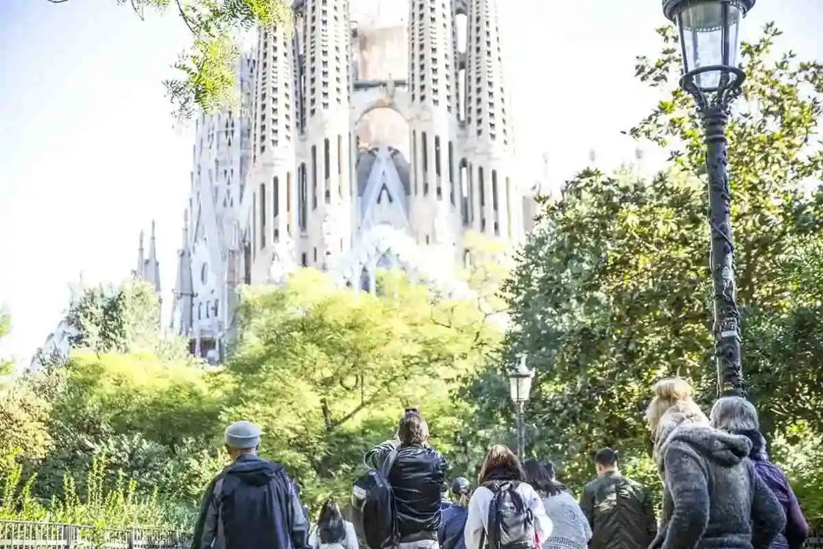 Barcelona City Tour with Sagrada Familia and Park Guell Guided Visit