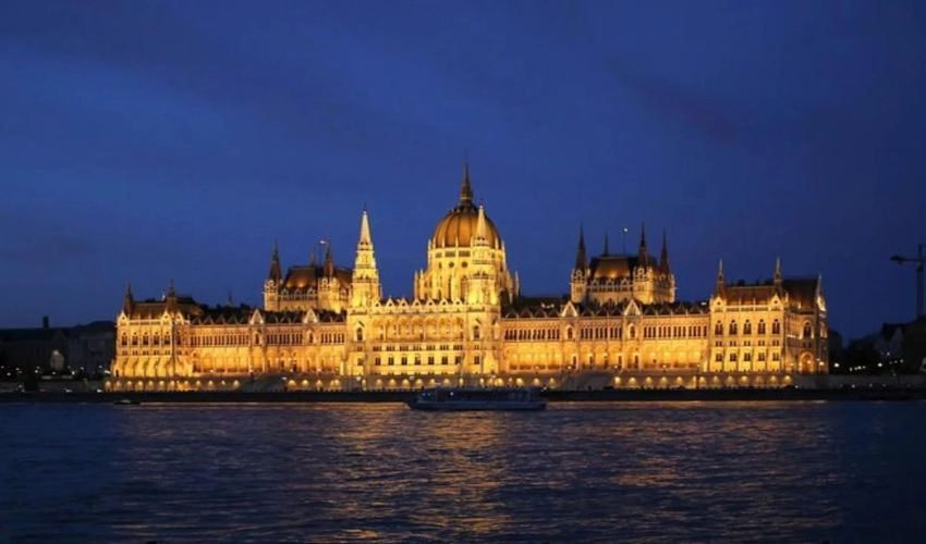 Danube cruise with 4 course dinner and Piano Battle Show