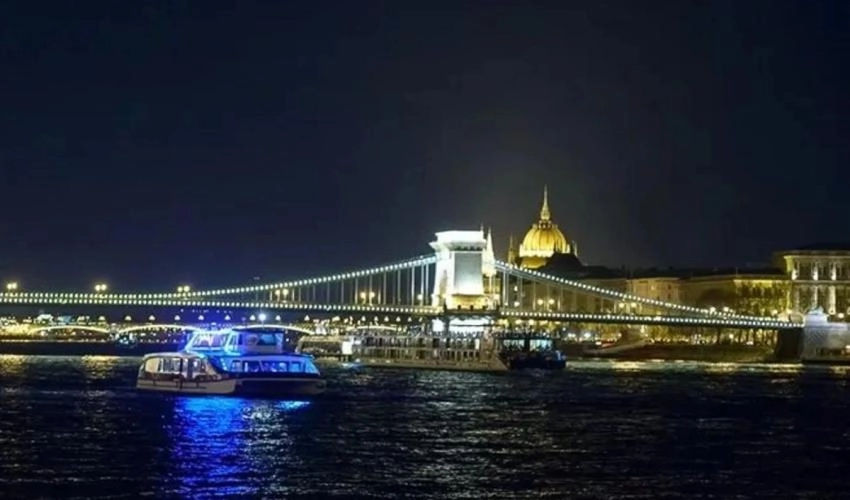 Danube cruise with 4 course dinner and Piano Battle Show