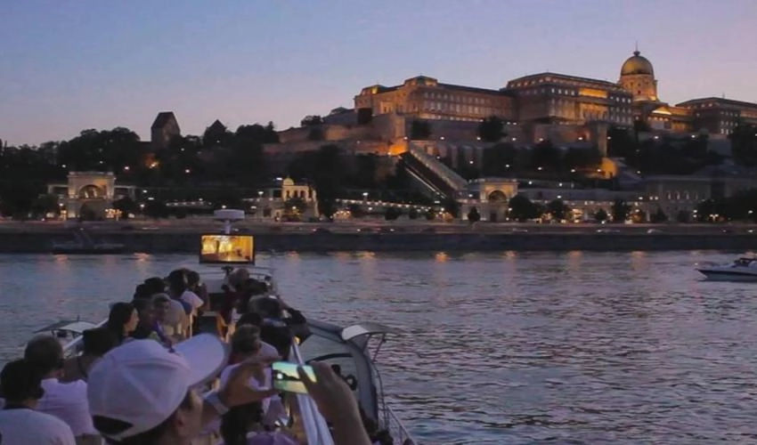 Danube cruise with 4 course dinner and Piano Battle Show