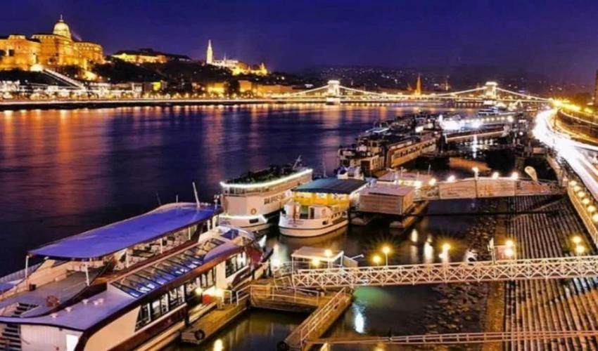 Budapest Sightseeing Booze Cruise 