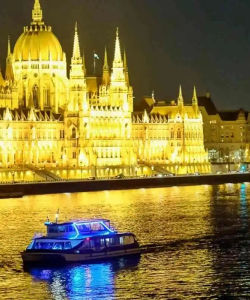 Silverline Cruises: Budapest Christmas Dinner Cruise
