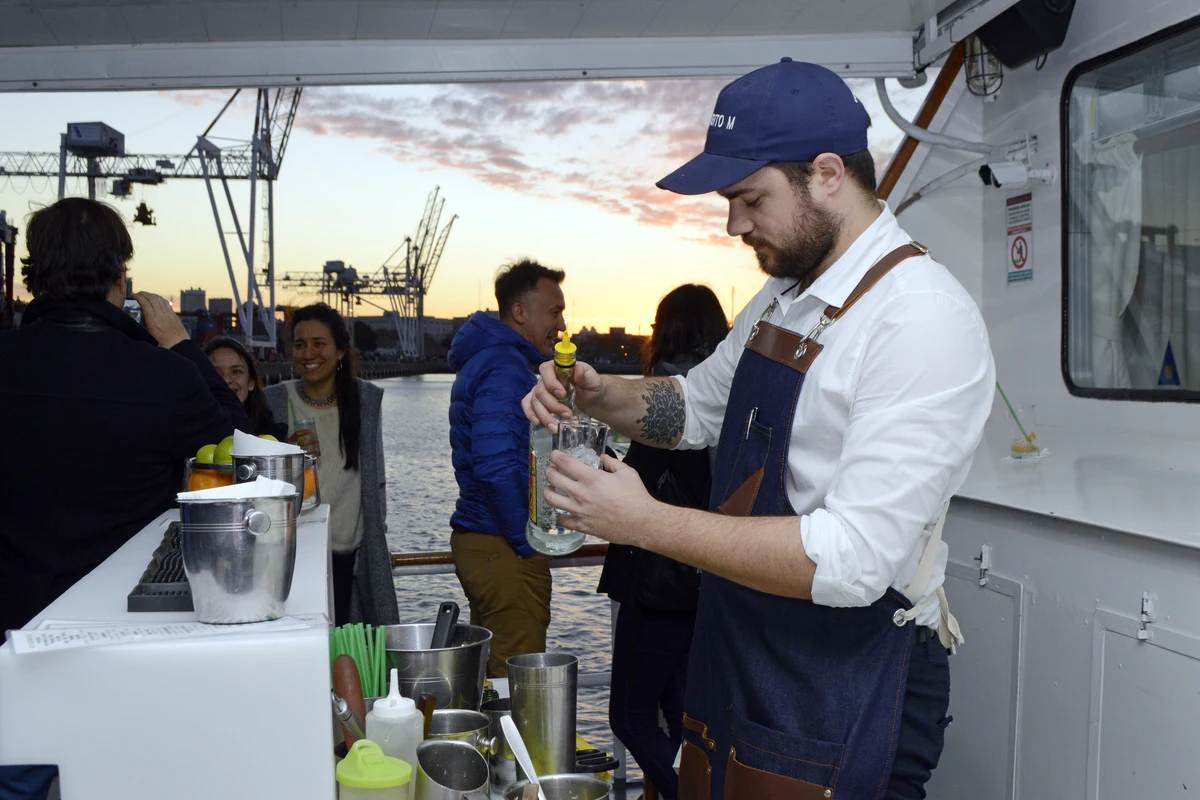  Sunset on the Río de la Plata: Navigation and Open Bar