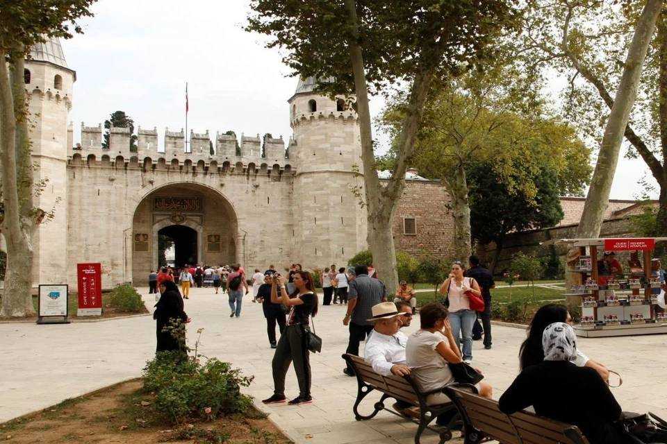 Asia Continent, Topkapı Palace & Harem Guided Small Group Tour with Pick up, Lunch & All Tickets
