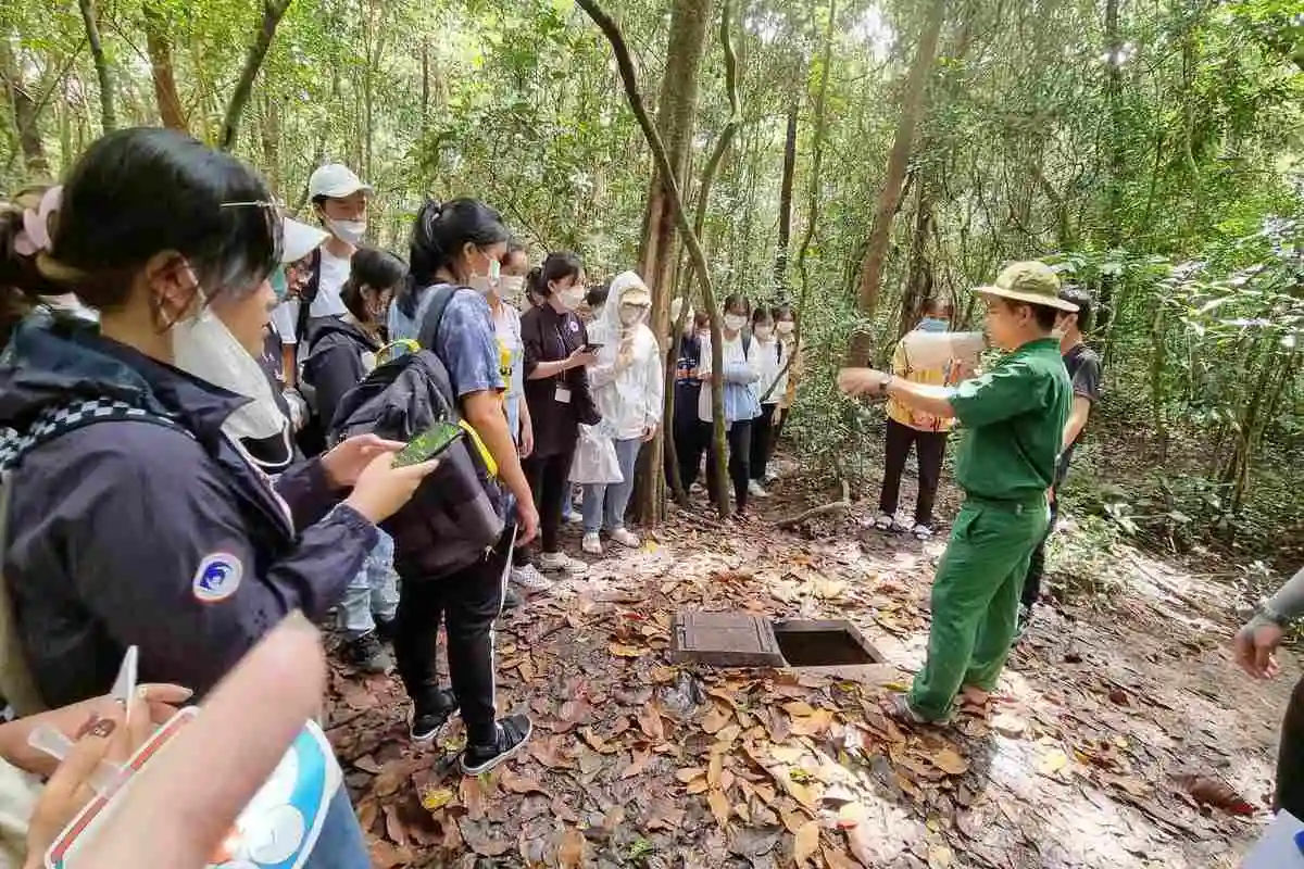 Combo Tour : 2 Days Ho Chi Minh Hop On- Hop Off Bus Tour with CuChi Tunnels Entrance