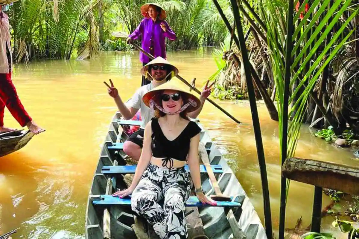 Combo Tour: Ho Chi Minh Panoramic Bus Tour with Ben Nghe Dinner Cruise