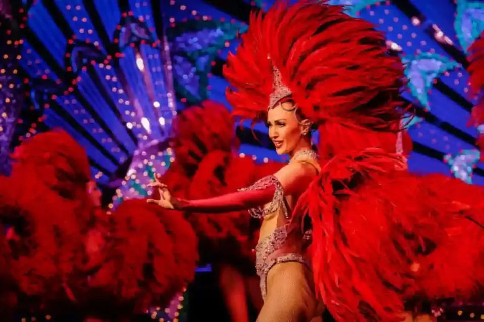  Seine Dinner Cruise (6PM), Eiffel Tower and Moulin Rouge Show with a Glass of Champagne