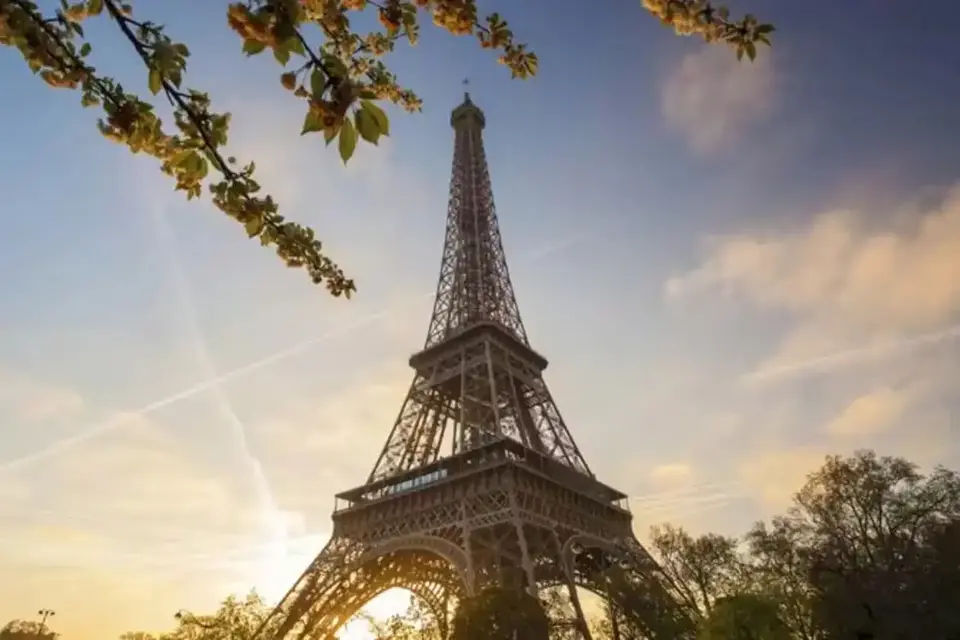  Seine Dinner Cruise (6PM), Eiffel Tower and Moulin Rouge Show with a Glass of Champagne