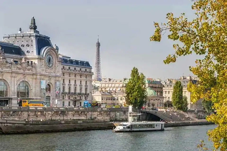 Cruise with Dinner and 2nd Floor Reserved Access to Eiffel Tower