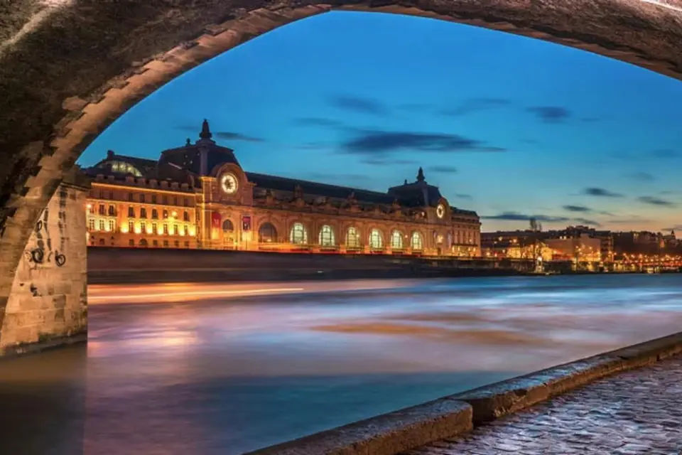 Cruise with Dinner and 2nd Floor Reserved Access to Eiffel Tower