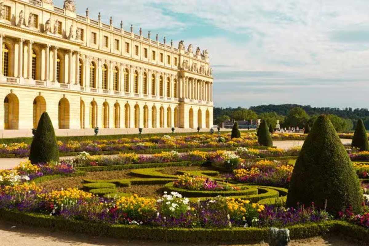 Guided Tour to Palace of Versailles in a Small Group- Skip the Line