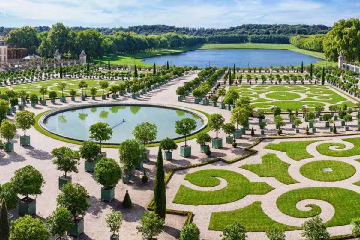 Guided Tour to Palace of Versailles in a Small Group- Skip the Line