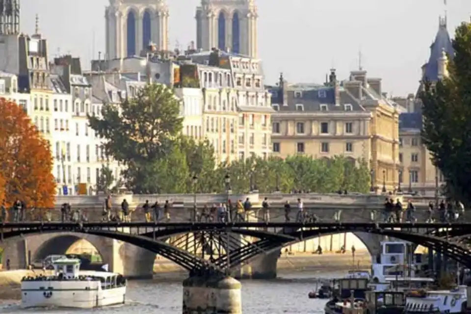 Paris City Tour with Seine Cruise and Reserved Access to 2nd Floor Eiffel Tower