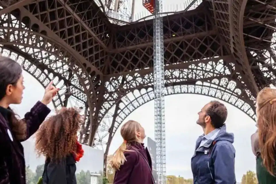 Paris City Tour with 2nd Floor Access of Eiffel Tower