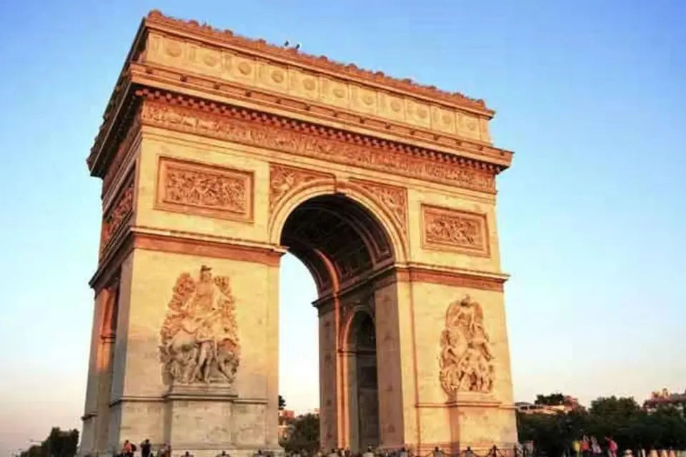 Paris City Tour with 2nd Floor Access of Eiffel Tower
