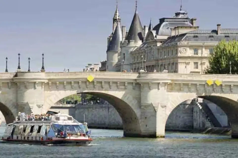 City Tour, Seine Cruise & Lunch at Eiffel Tower First Floor Reserved Access