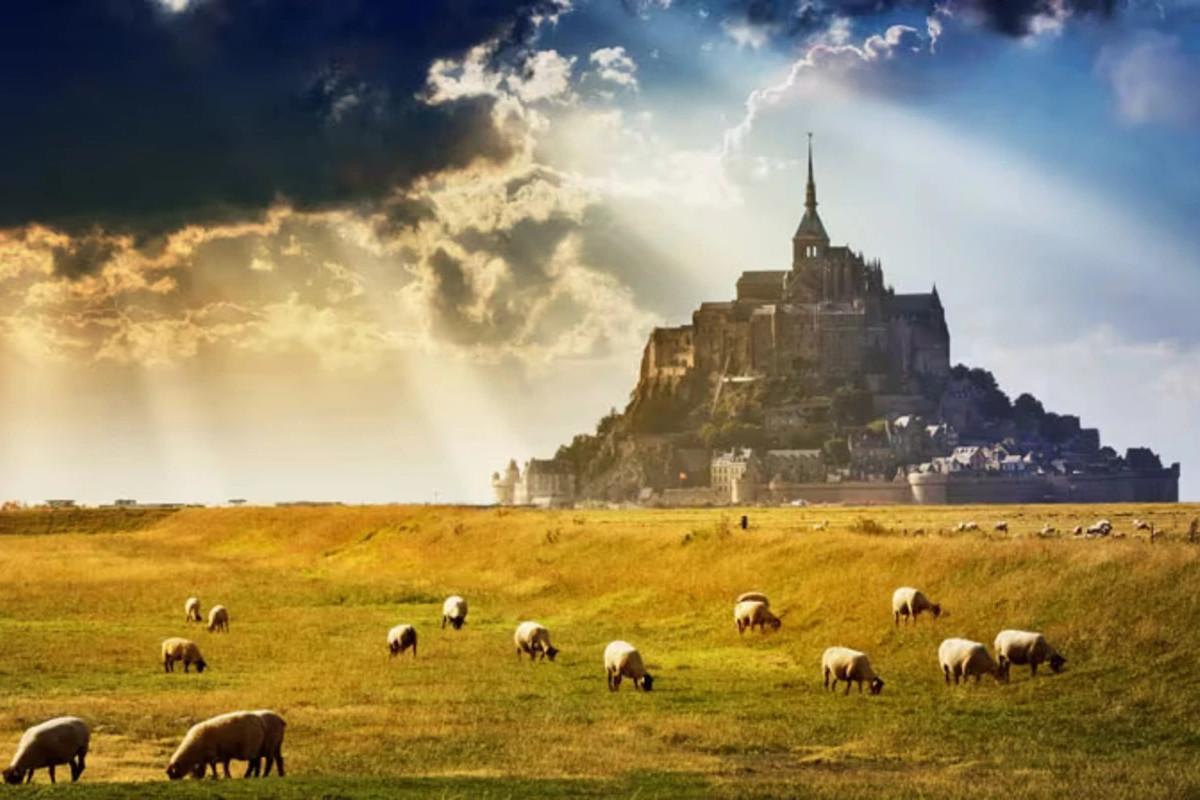 2-Days Tour to Mont Saint-Michel, Loire Valley Chateaux