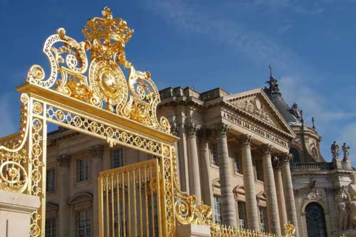 Giverny and Versailles Full Day Tour from Paris with Lunch and Transfers