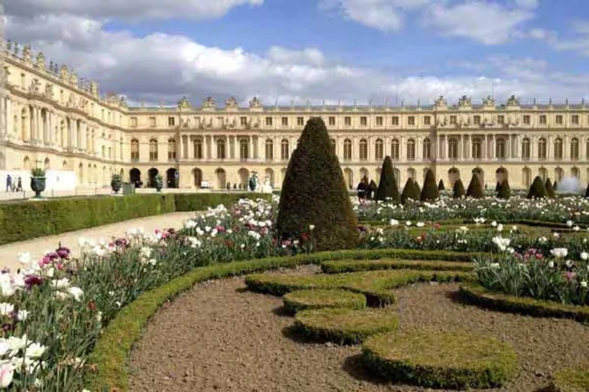 Full Day Tour to Giverny and Versailles with Lunch and Transfers