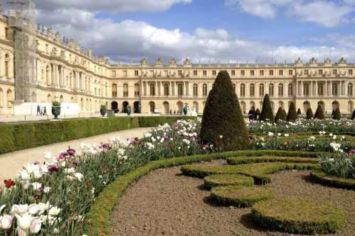 Guided Tour of Giverny and Versailles: Small Group