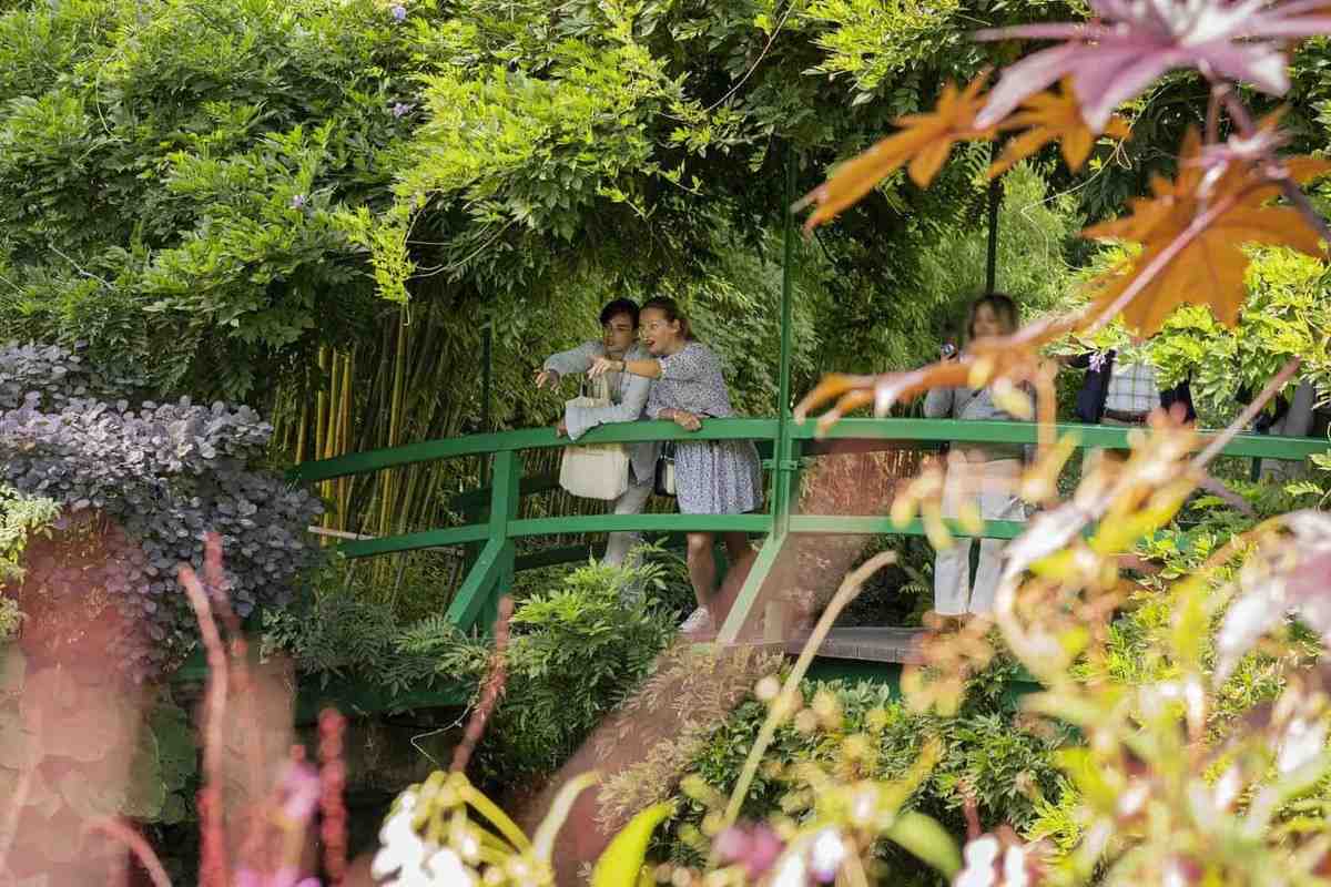 Guided Tour of Giverny and Versailes - Small Group