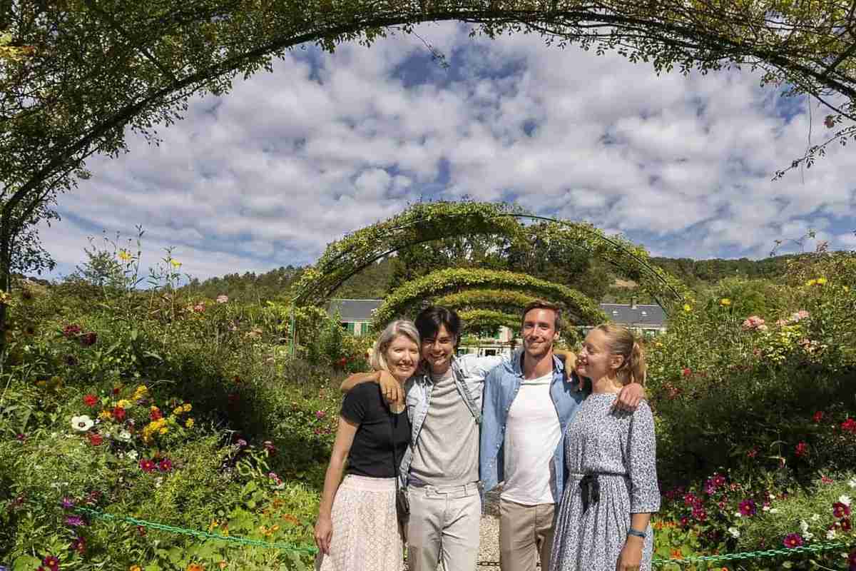 Guided Tour of Giverny and Versailes - Small Group