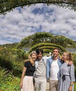 Guided Tour of Giverny and Versailles - Small Group