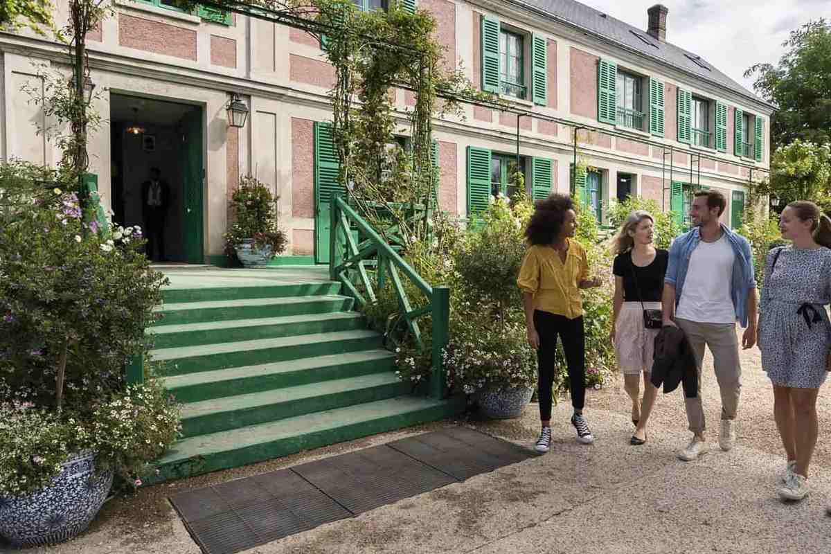 Guided Tour of Giverny and Versailes - Small Group