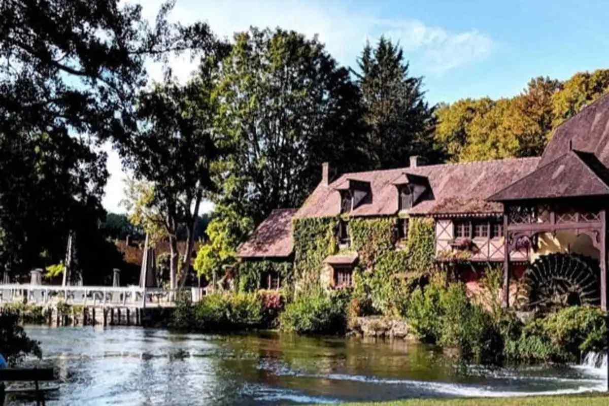 Guided Tour of Giverny and Versailes - Small Group
