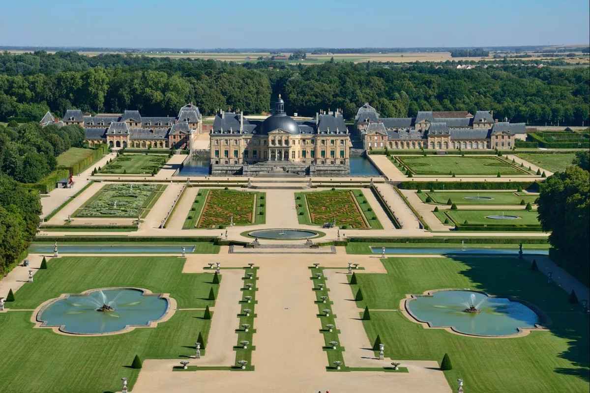 Full Day Trip to Fontainebleau and Vaux le Vicomte with Transfers