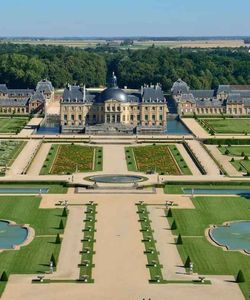 Full Day Trip to Fontainebleau and Vaux le Vicomte with Transfers