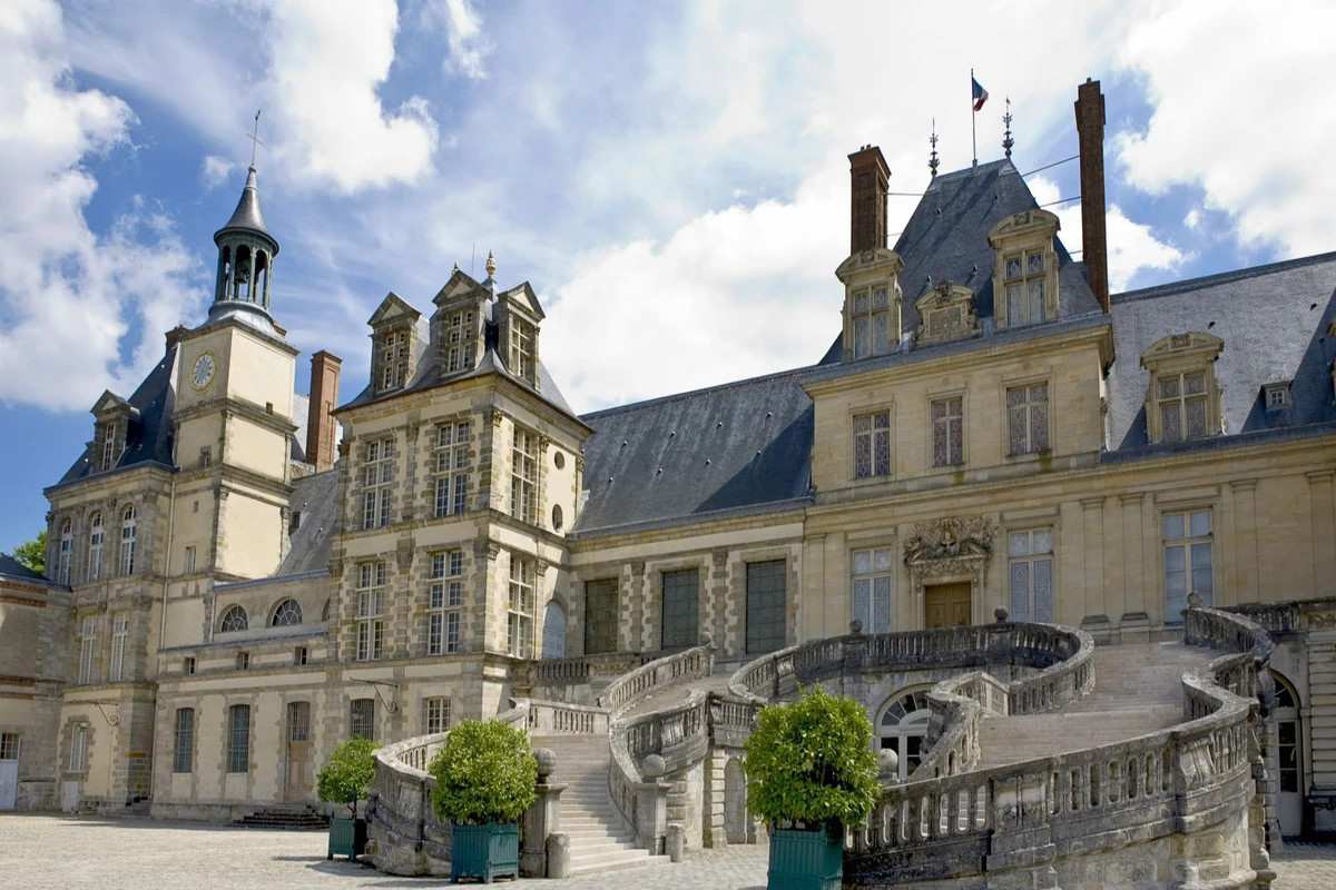 Full Day Trip to Fontainebleau and Vaux le Vicomte with Transfers