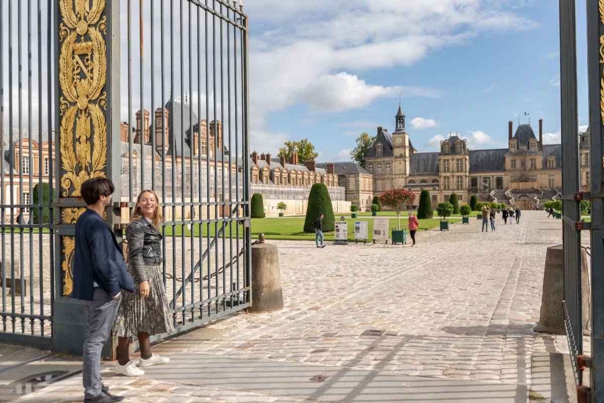 Full Day Trip to Fontainebleau and Vaux le Vicomte with Transfers
