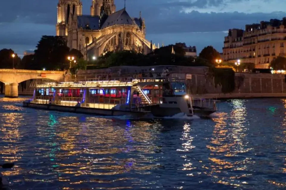 Reserved Access to Eiffel Tower with Dinner, Seine Cruise, Moulin Rouge Show with Champagne