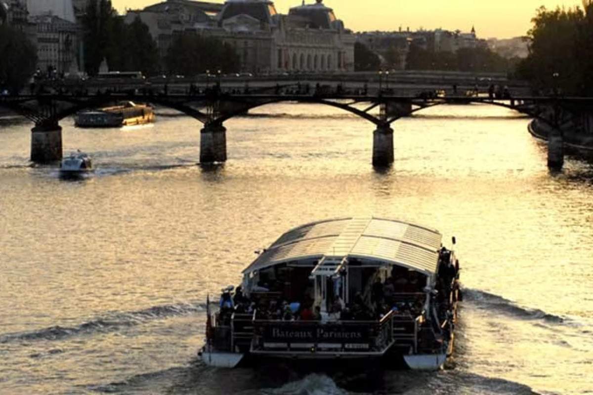 Reserved Access Eiffel Tower with Dinner & Seine River Cruise
