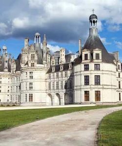 Full Day Trip to Loire Valley Castle with Transfers