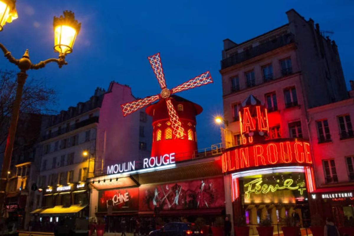 Paris City Tour with Moulin Rouge Show (11pm) with Champagne