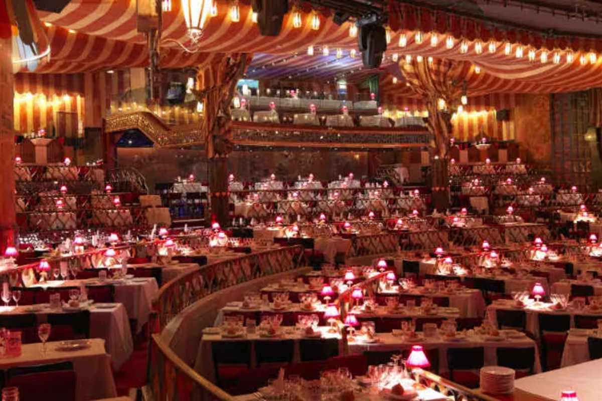 Paris City Tour with Moulin Rouge Show (08:45pm) with Champagne