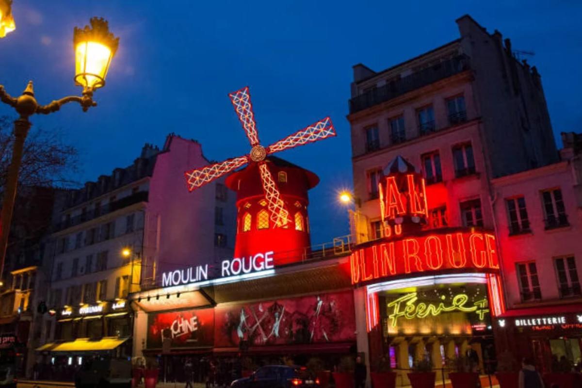 Paris City Tour with Mouline Rouge Show (9pm) with Champagne