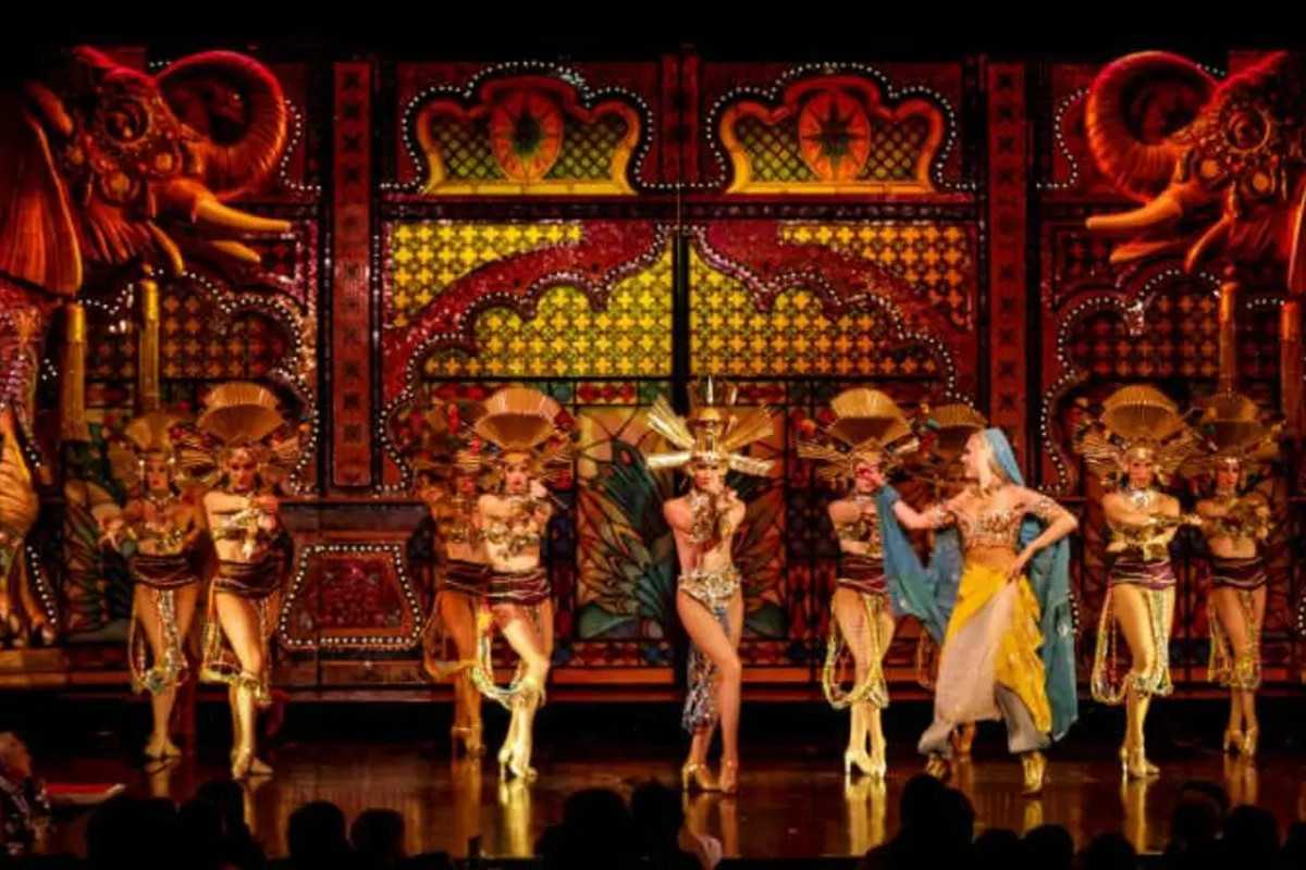 Paris City Tour with Mouline Rouge Show (9pm) with Champagne