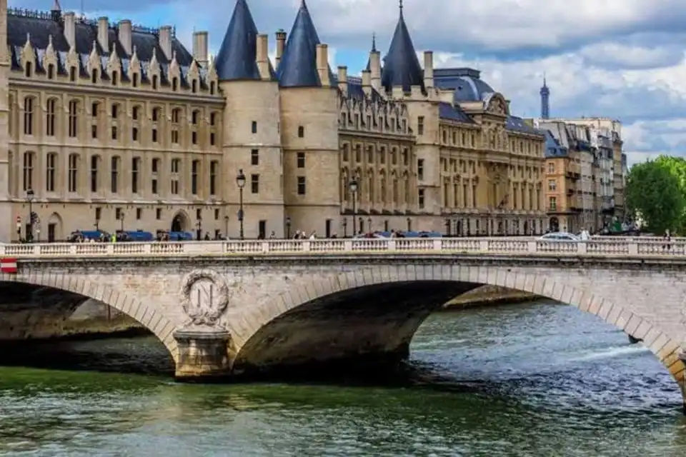 Paris City Tour, Seine River Cruise with Reserved Access to Eiffel Tower Summit