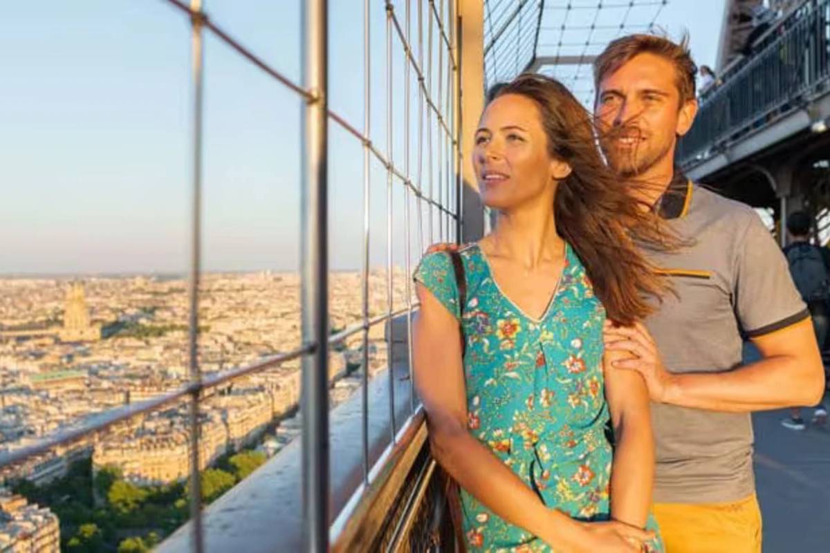 Paris City Tour with Reserved Access to Eiffel Tower Summit