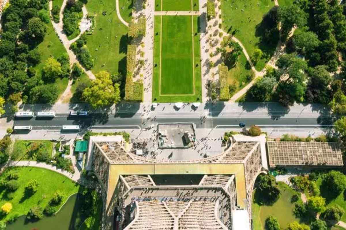 Paris City Tour wiith Reserved Access to Eiffel Tower Summit